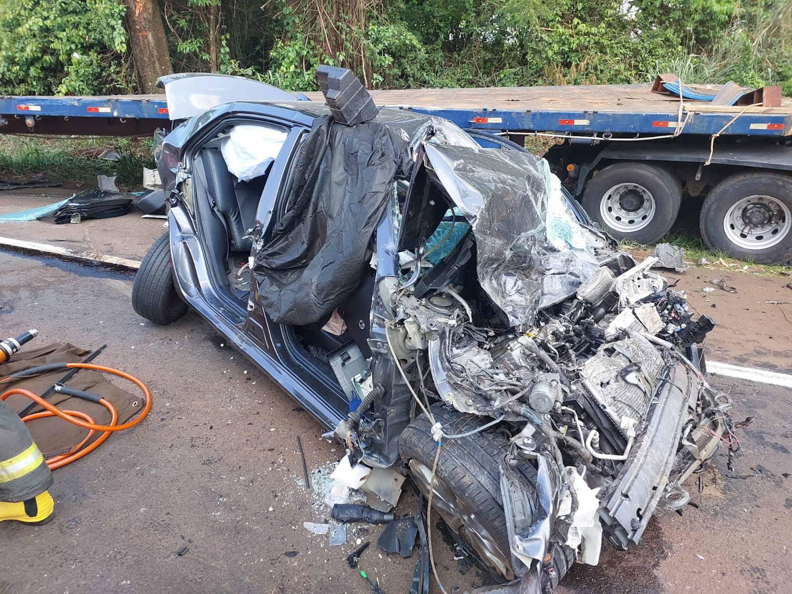 Foto: Flavio Fernandes Araraquara Agora/Veículo das vítimas ficou totalmente destruído